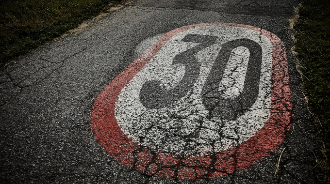 Ātruma ierobežojumi Rīgā: Kā 30 km/h zonas veicina drošību un kā izvairīties no sodiem?