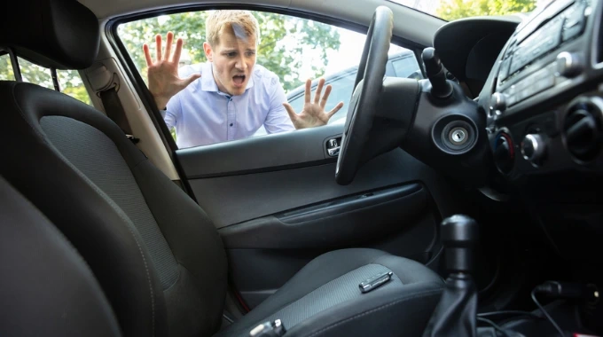 Auto durvju atvēršana, ja atslēgas palikušas salonā – ko darīt?