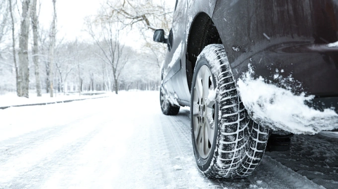 Kāds ir iespējamais sods par braukšanu bez ziemas riepām?