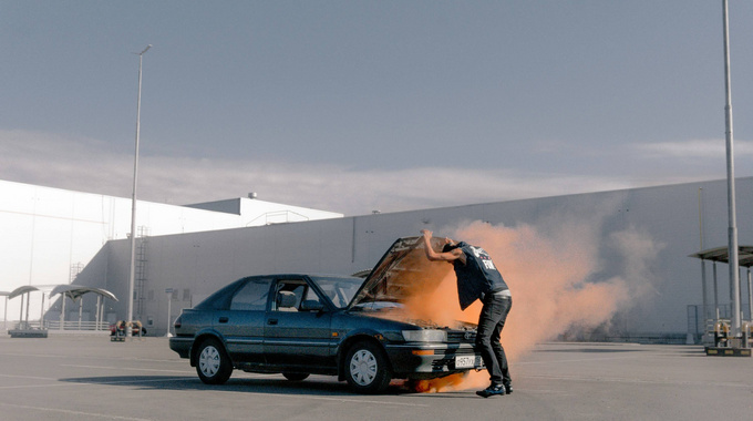 Zili dūmi no izpūtēja – ko tie liecina par auto?